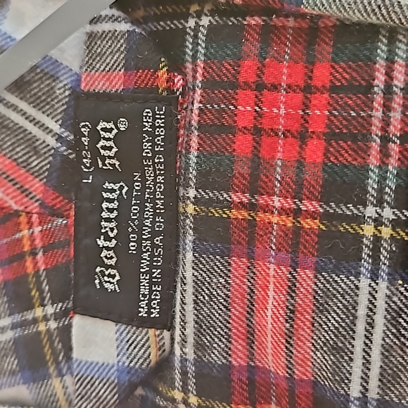 Mens flannel robe still in box. The box is slightly worn so can't pass as new. - Picture 2 of 3